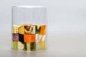 杯子里的水果蔬菜块