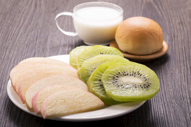 水果片和牛奶面包