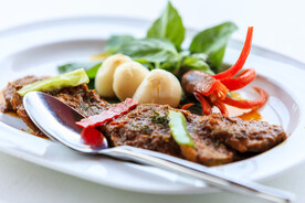 餐盘里的肉类食物