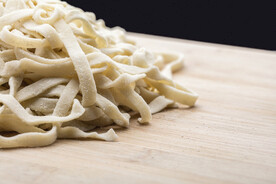 案板上的面条