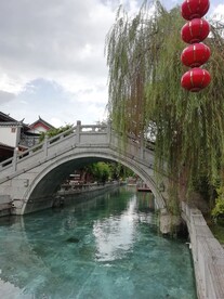 拱桥边 