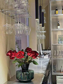 红色玫瑰与酒杯