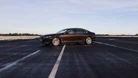 新款7系侧身大图素材