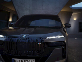 BMW M760分体大灯特写