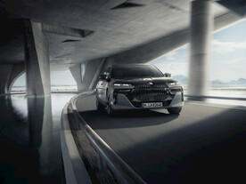 BMW M760右侧车头大图