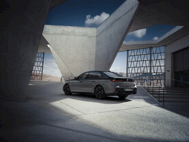 BMW M760左尾部摄影大图