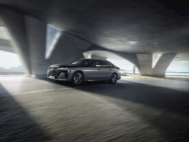 BMW M760左侧车头大图