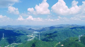 群山与蓝天