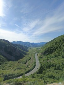 山上弯曲的道路