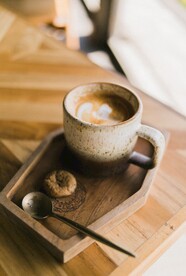 木桌上的下午咖啡茶