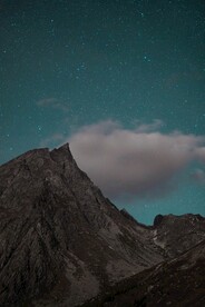 宇宙星空天空云朵山峰高清图片
