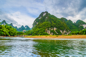 湖水远山天空背景