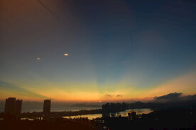 夕阳下的海边