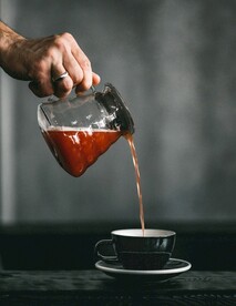 手持咖啡壶倒咖啡高清图片