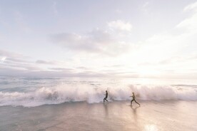 海边跑步运动海浪潮汐