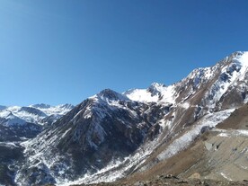 山顶雪山