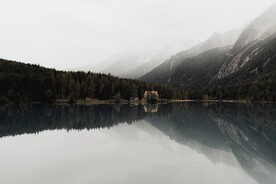 雪山倒影湖