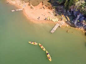 湖边小艇