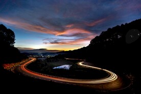 傍晚城郊的弯曲公路