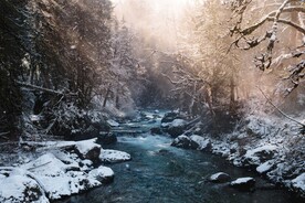 冬季小溪雪景