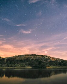 晚夜的湖边风景