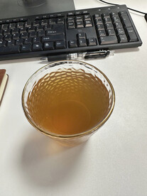 办公桌一杯饮料