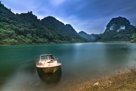 湖边旧船