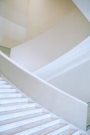 白色楼梯