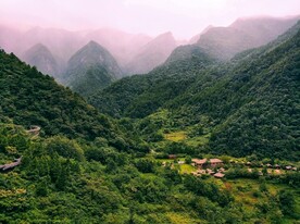 群山中的小村庄
