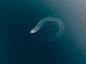 大海中的小艇