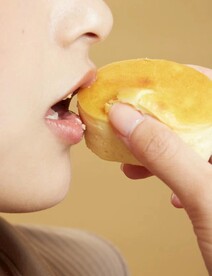 女人吃蛋糕
