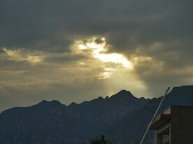 金光照山
