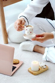 咖啡电脑与蜡烛