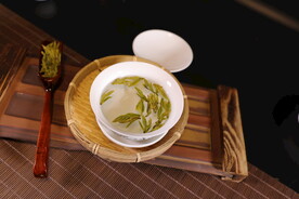 茶龙井茶水