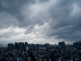 城市乌云天气