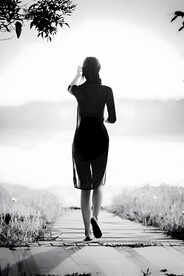 散步的女人