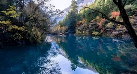 山谷湖泊
