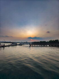 夕阳下的湖面