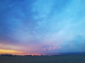 江边晚霞