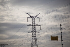 高压电线铁塔与天空