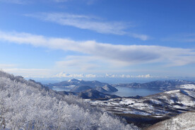 山脉和雾淞雪景