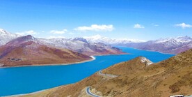 山脉湖水风景