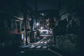 夜晚路灯下的街道