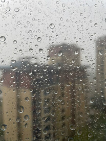 雨中的小县城