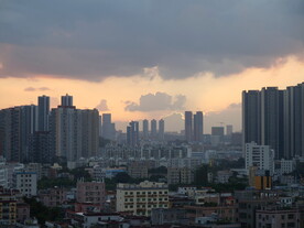 黄昏下的城市建筑