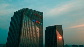 夕阳反光点缀江苏华道高楼