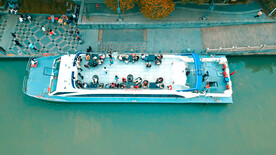 东关古渡口游船上的人们