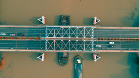 水路繁忙的扬州大桥