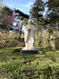 清华大学近春园里的孔子雕像