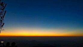 日出蓝天摄影图背景